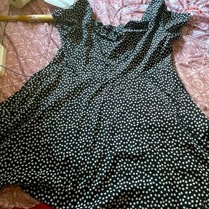 Negro con flores blancas